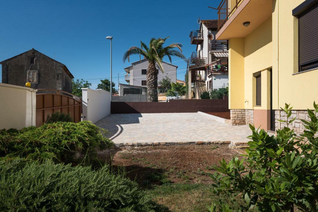 Maredi With Pool Ferienhaus