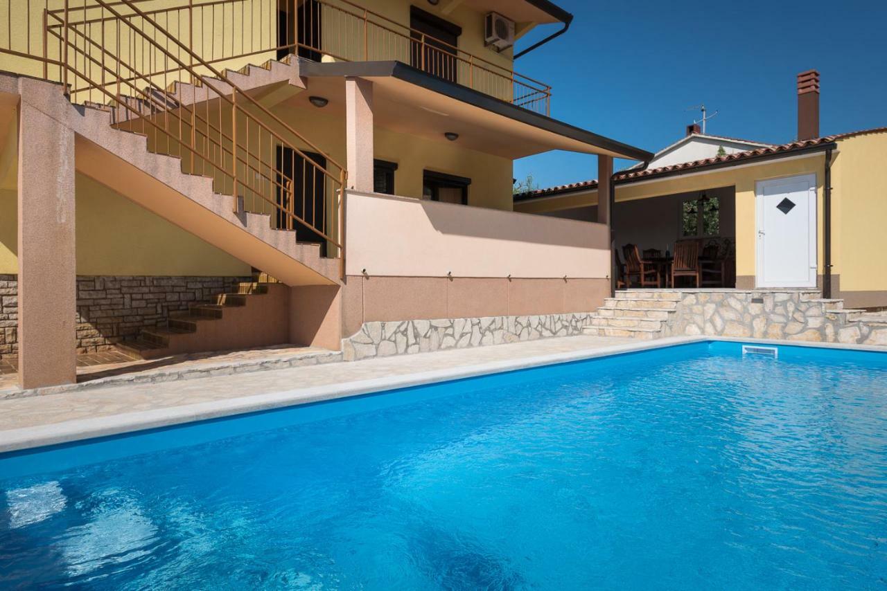 Maredi With Pool Ferienhaus Pula