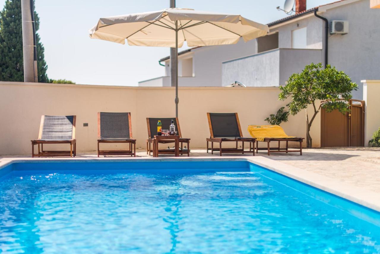 Maredi With Pool Ferienhaus